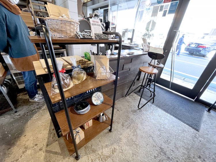 マグカップやテイクアウトのお菓子なども販売