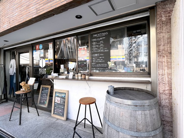 入り口の右手はコーヒースタンドで、気軽にコーヒーやスープ、お弁当、おばんざい付きのスープセットなどが購入できる。