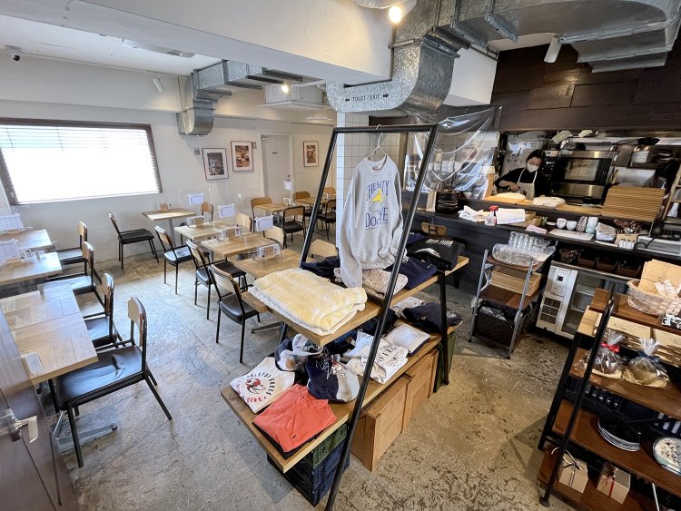 自然光がたっぷり入るテーブル席でゆったりと食事が楽しめる。古着などを販売するスペースも。