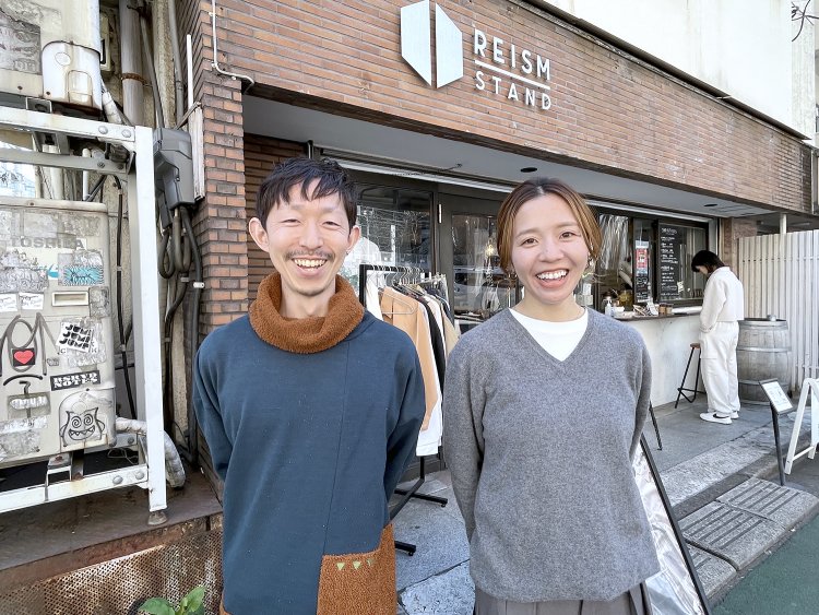 ライフスタイル課の中山咲さん（右）と店長の中村光宏さんの“なかなか”コンビ（と、勝手に命名）は笑顔が100点満点。