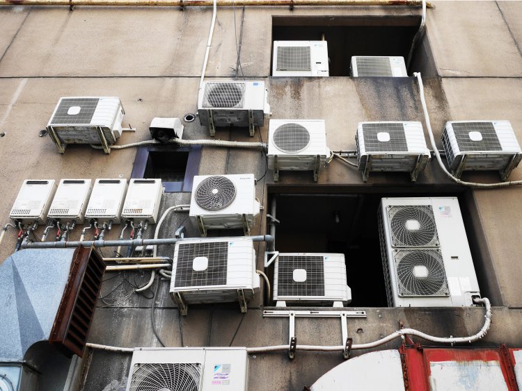 室外機だらけの壁。