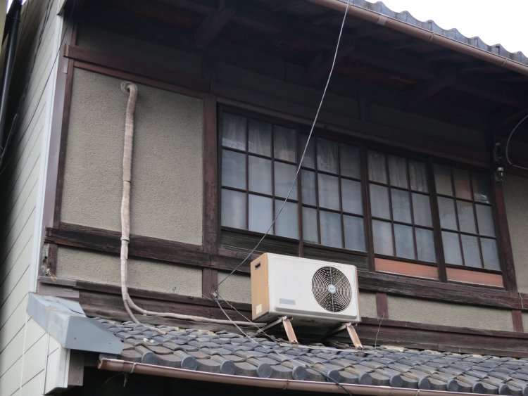 右側にファンのついた「右目」の室外機。