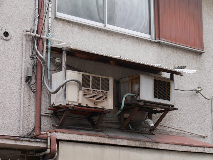 兄弟のように2台並んだ室外機。どちらも「右目」だ。