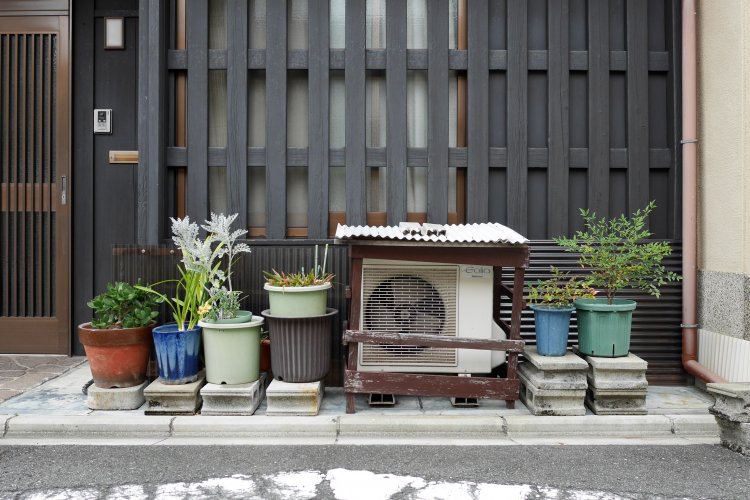 室外機専用の家。
