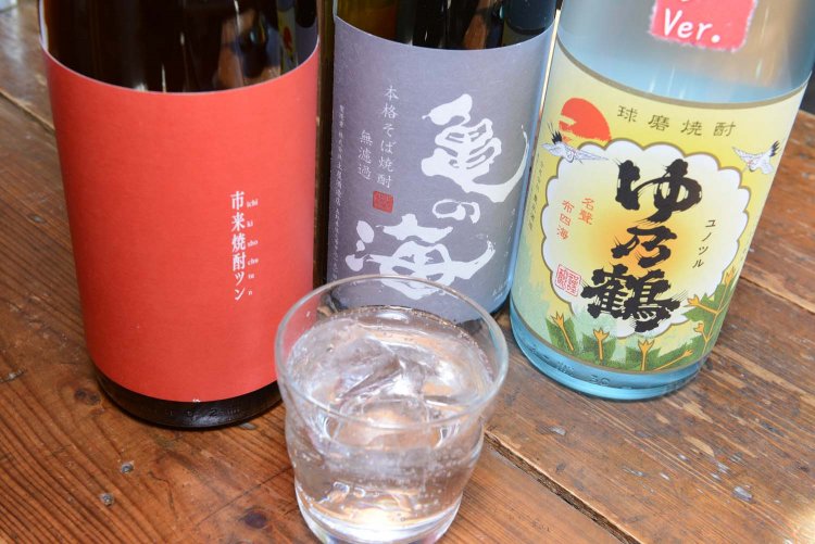 芋、麦、米などが各種そろうので、その日の気分に合わせて飲もう。