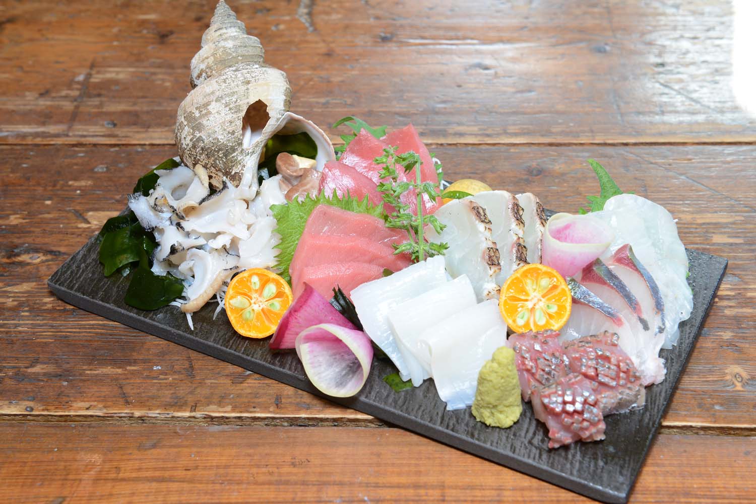 「刺身盛り合わせ」は、その時期に一番おいしい魚介類が食べられると人気だ。
