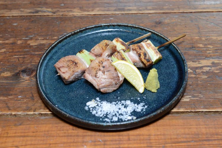 マグロとネギの相性、塩加減がたまらないまぐろねぎま串。ワサビとの相性もいい。