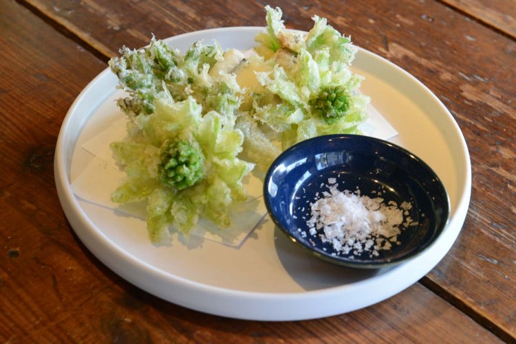 サヨリの香り揚げと山菜の天ぷら1200円もこの日のオススメの一つ。