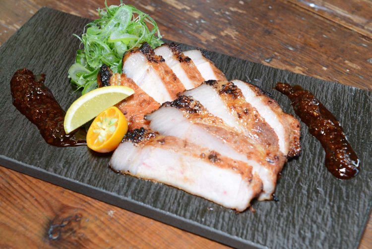 甘辛さと香ばしさがプラスされる山形豚のしょうゆ糀焼き。