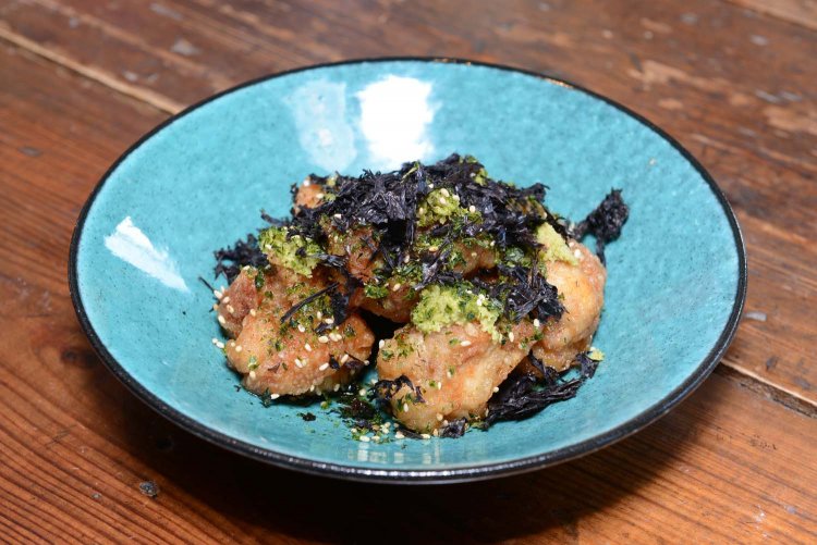 若どりの蕎麦つゆ香るからあげ（のりワサビ）は、それぞれの素材が引き立て合っている。