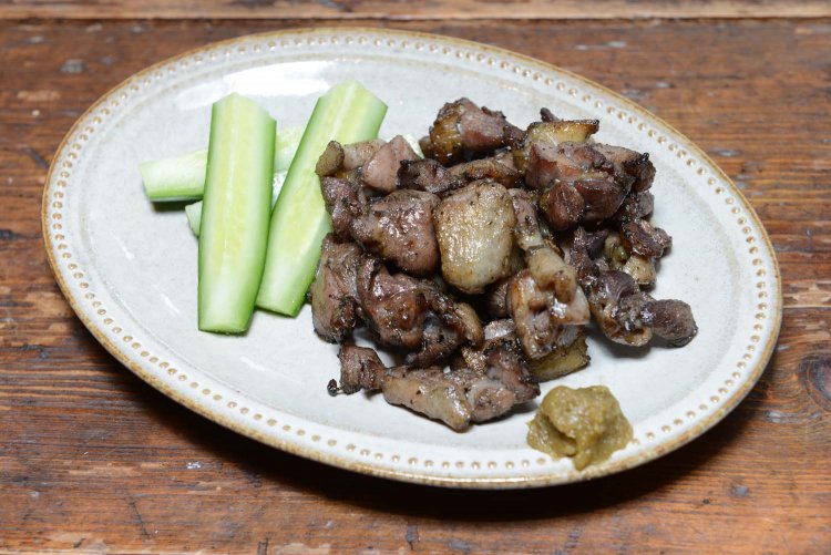 噛めば噛むほど旨さがにじみ出る親鳥を使った、親どりの黒焼き980円。