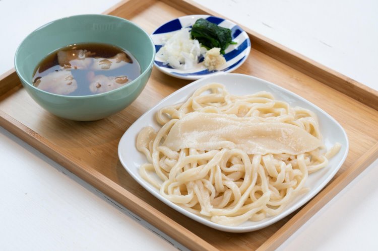 肉汁うどんスタイルの柳久保小麦うどん700円。