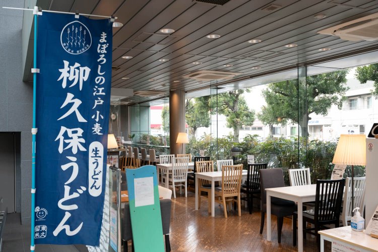 約20席の店内。藍色の幟が立てば“あり”の合図だ。