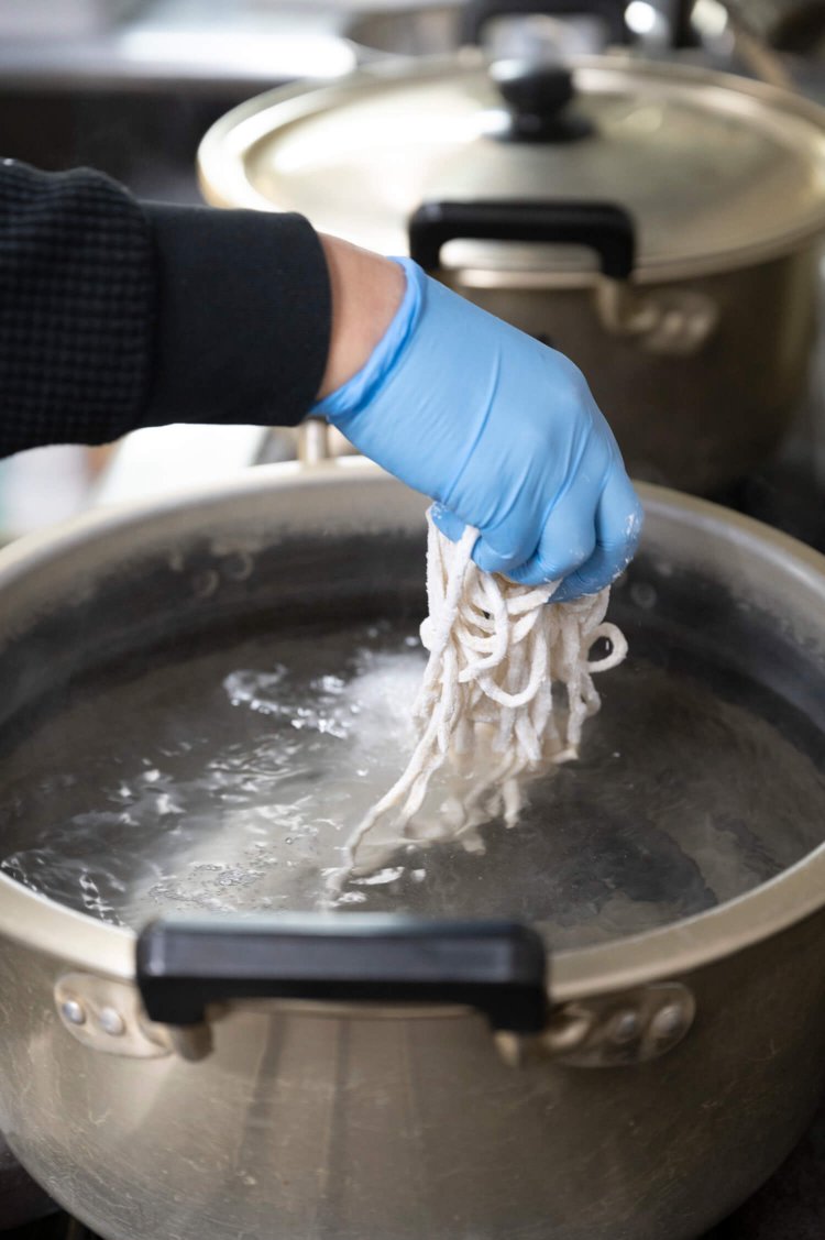 ゆで時間は7～10分ほど。麺の太さなどに応じて毎日変えている。