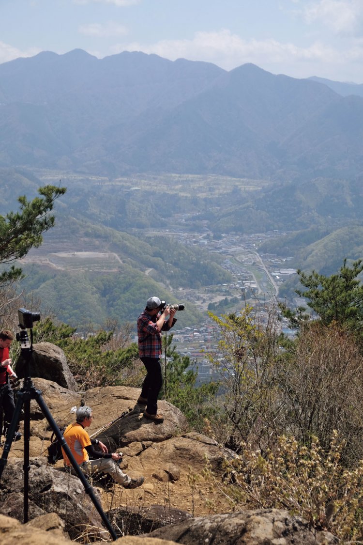 高川山山頂では撮影をしている人がたくさんいた。富士山を狙っているようだが、ぼんやりとしか見えなかった。