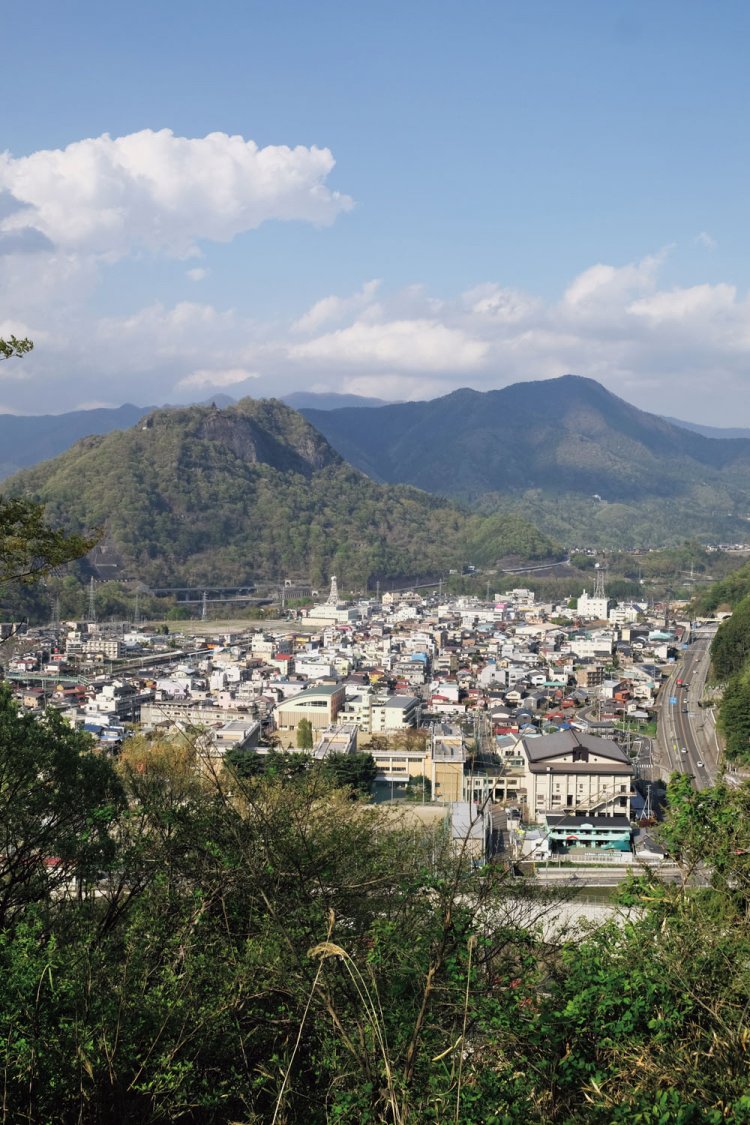 むすび山からの眺望。大月市街と左には岩殿山、右手奥は百蔵山になる