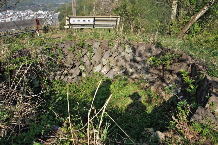 丸い穴の聴音壕は直径4.5ⅿ、深さ1.5ⅿだそうで、ここに入って音を聴いた。