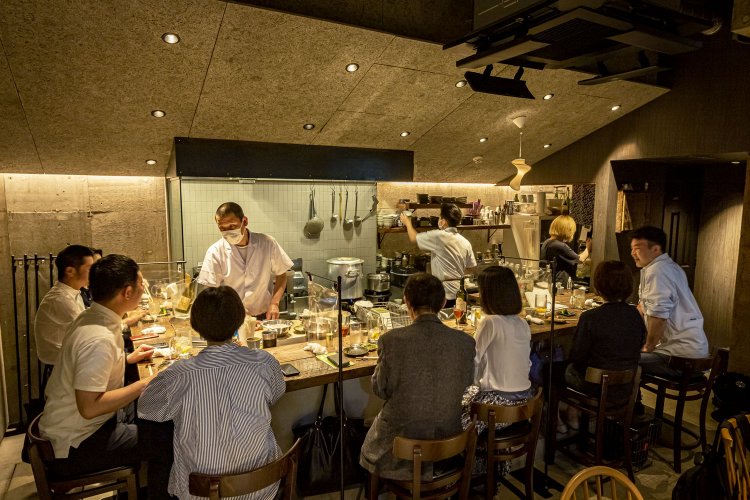 開店3年半で予約困難の繁盛店に。焼酎約10種のほかバイス480円など大衆酒も揃う。