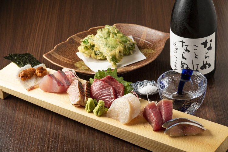 マグロ脳天炙りなどお造り盛り合わせ一例2人前3256円、ハモの梅肉天780円～。会津ほまれ・ならぬことはならぬものです純米原酒990円など日本酒は6～7種。