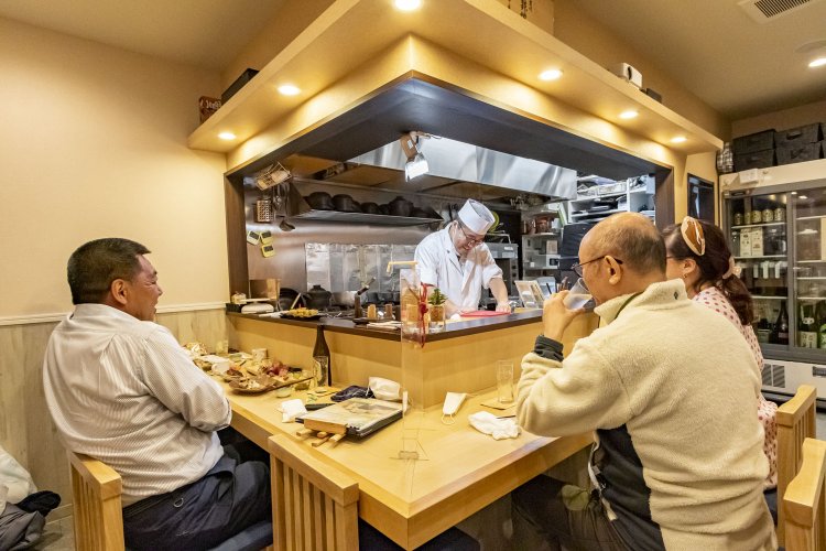 カウンターと小上り席。