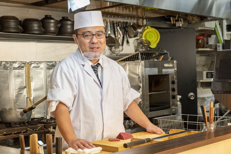 店主 幸森洋一さん。「ご家族連れも大歓迎！　お子様セットも用意してます」。