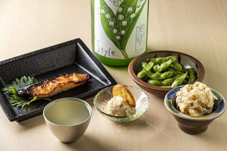 いぶりがっこのポテサラ550円など。天寶一 Stlyeすずらん日本酒100㎖700円～。同スペックの日本酒は基本1本ずつしか仕入れないので、訪れる度に違う酒を楽しめる。