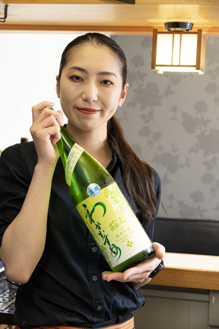 店主 片山樹里さん。「専門用語は控えてわかりやすくお酒の特徴を説明します♪」。