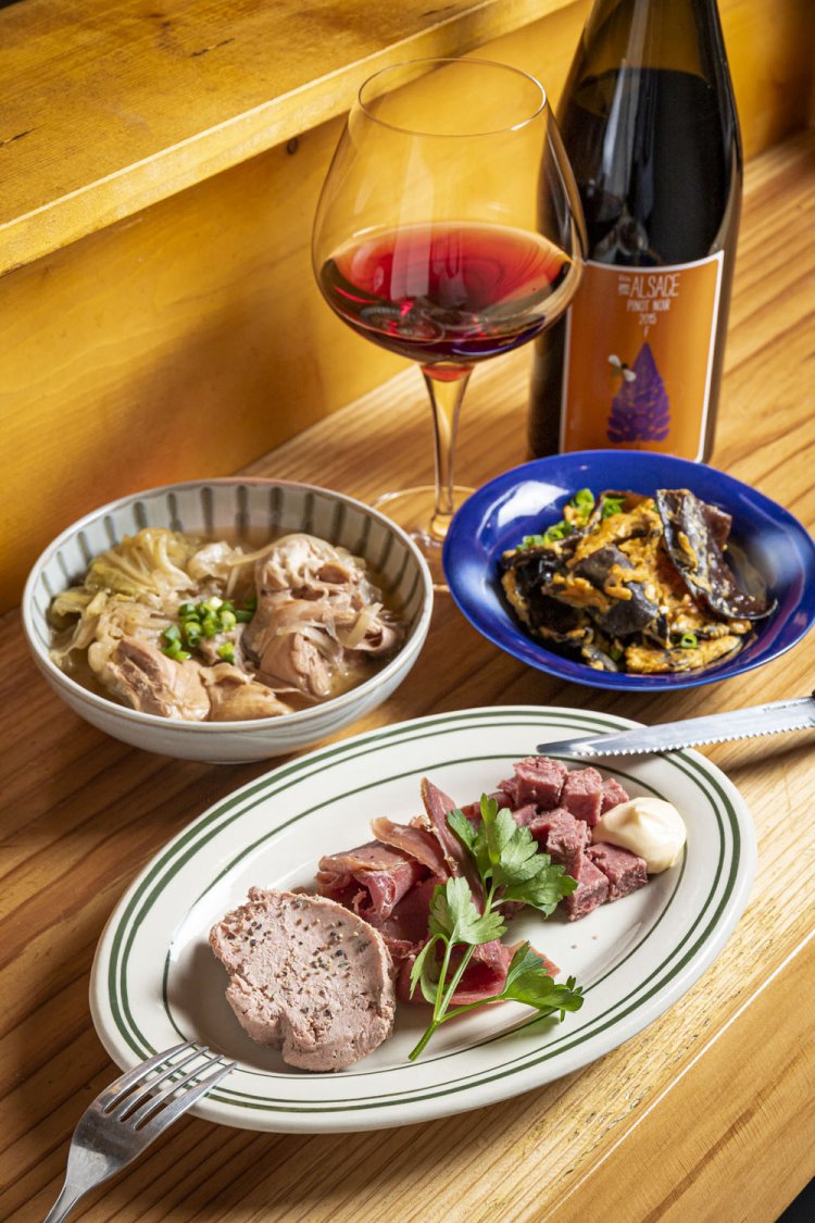 みなかみのシャルキトリー盛り合わせ1000円、丸鶏野菜鍋500円、肉厚の鳥取キクラゲの卵とじ400円。アルザスのピノ・ノワール1300円などマキコレワイン約10種。