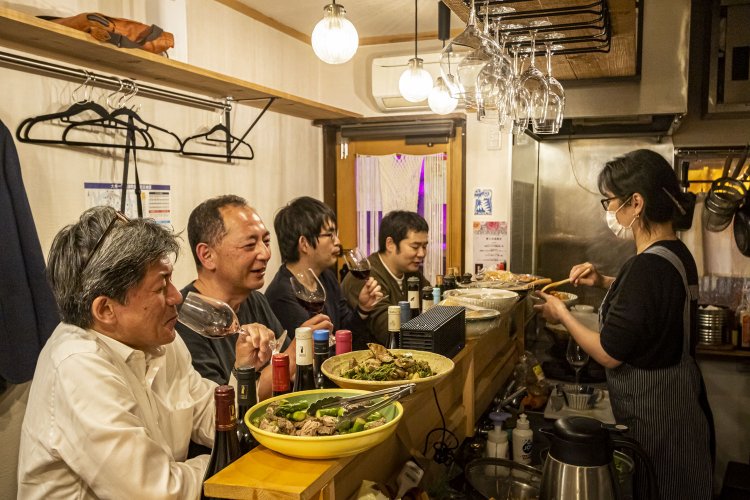 カウンター7席。