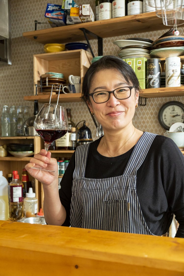店主・塙 文佳（はなわ あやか）さん。「うんちく抜きでワインと料理を楽しみましょう♪」。
