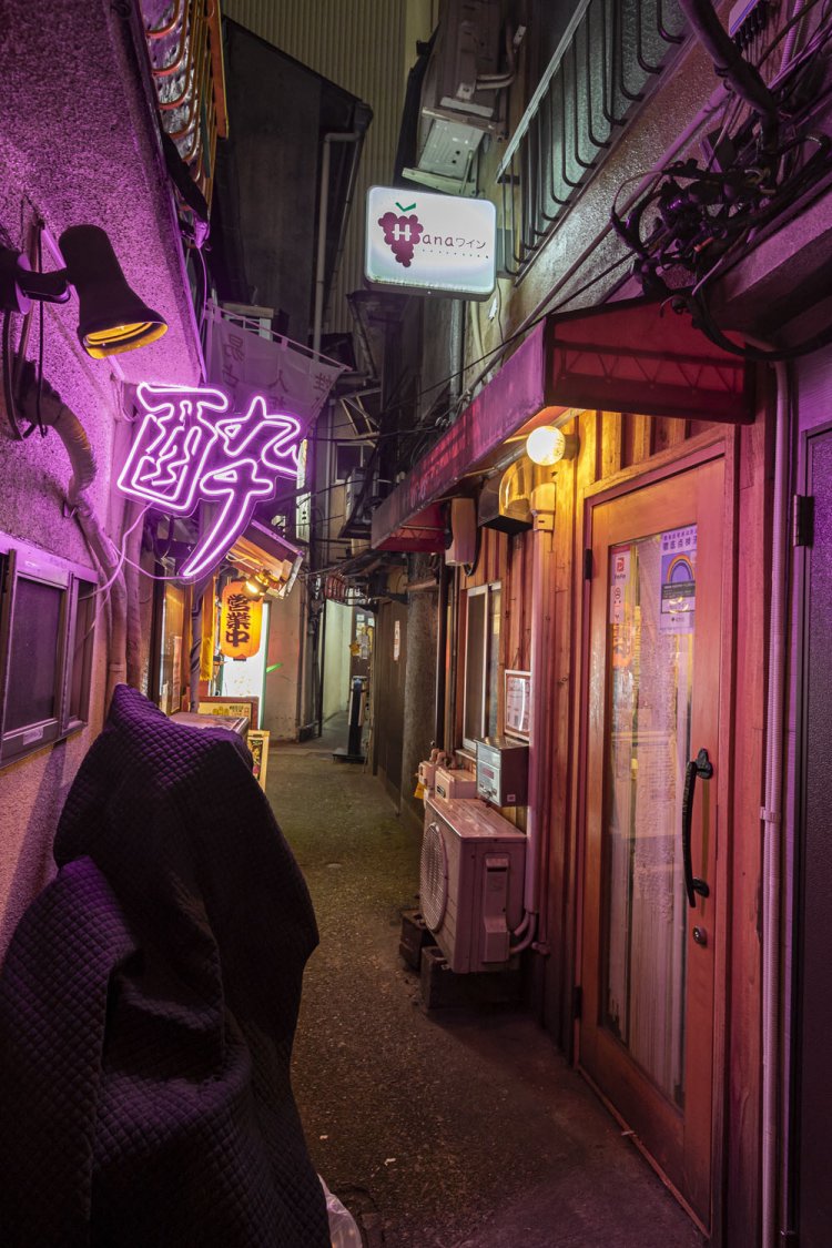 大井新地飲食街に立地。