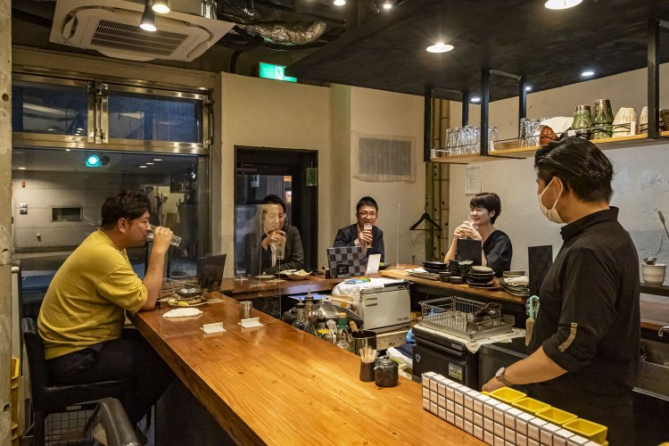 常連は品のある大人の飲み手が多い。