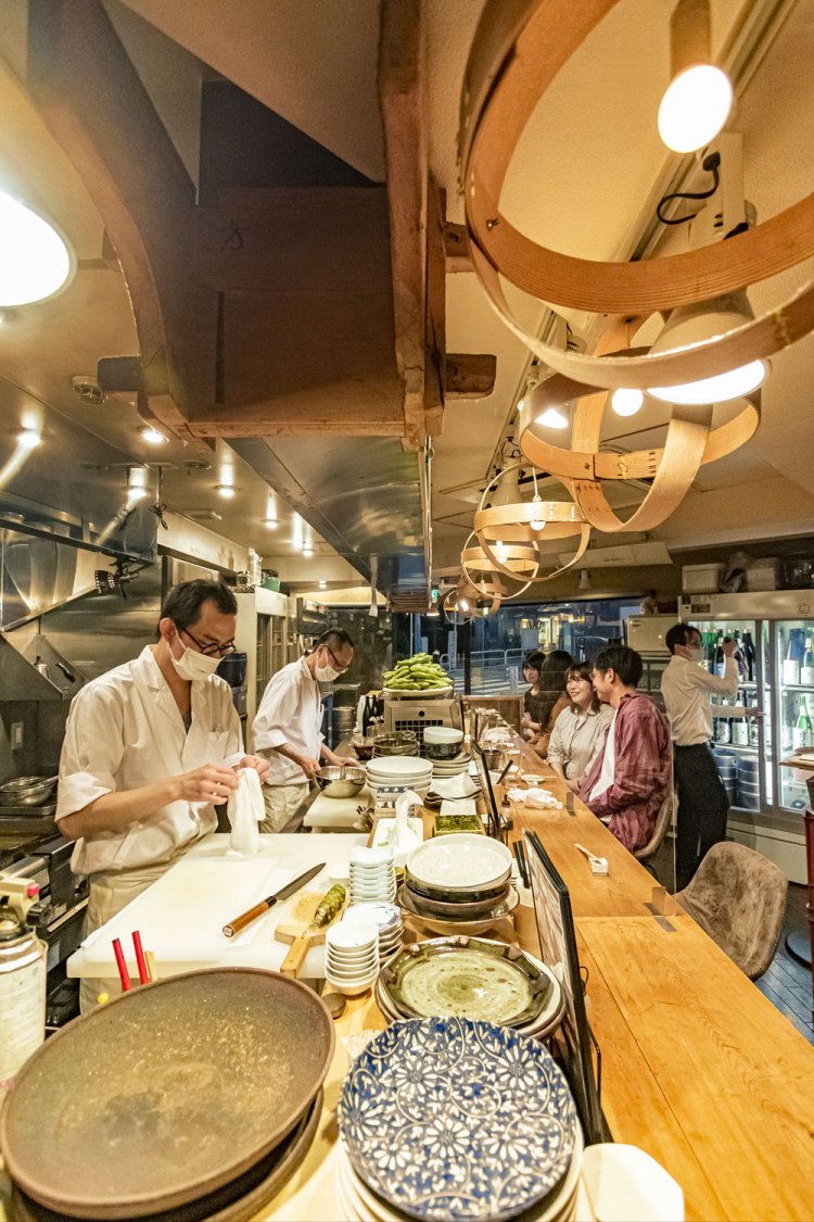 山田さん一家で切り盛り。カウンターと奥にテーブル席。