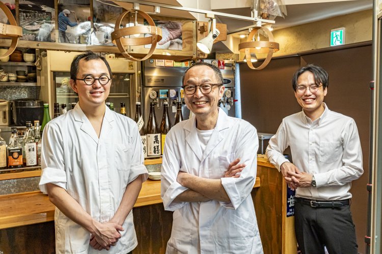 左から山田洋平さん、達也さん（店主）、雄大さん。「日本人の心にすんなりと入るお総菜のような料理が理想です」。