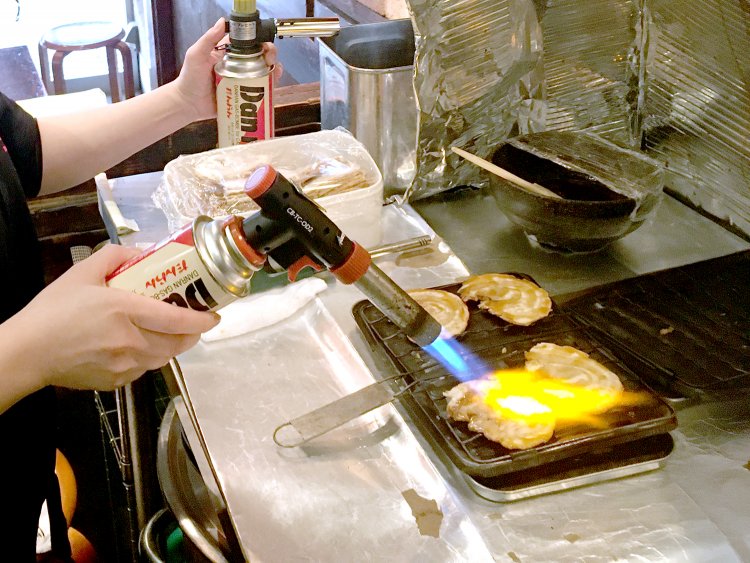 提供する直前にチャーシューを炙る。絶妙な炙り具合で焦げ目をつける。