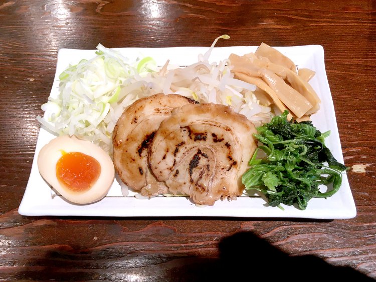 全部のせの具材は炙りチャーシュー、味玉、メンマ、ねぎ、もやし、ほうれんそう。