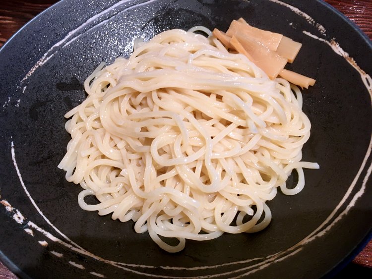 麺は中西食品謹製のオリジナルストレート細麺。注文したのは大盛（1.5倍）。