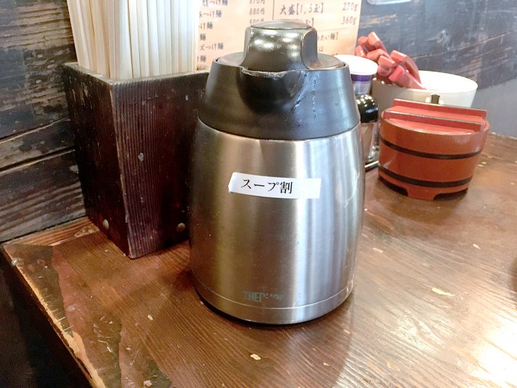 テーブルの上にはスープ割のポット。あっさり系スープなので、薄めすぎないほうが味わいを楽しめる。