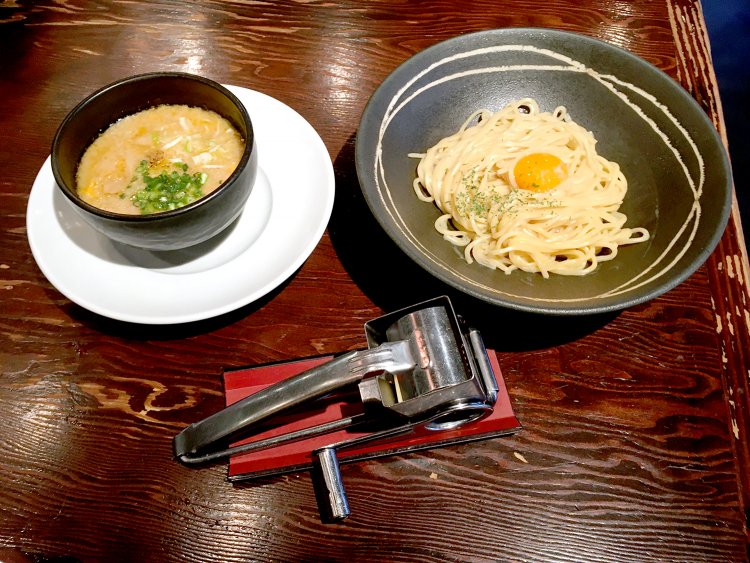 豚チーズつけ麺1100円。チーズおろし器も登場。