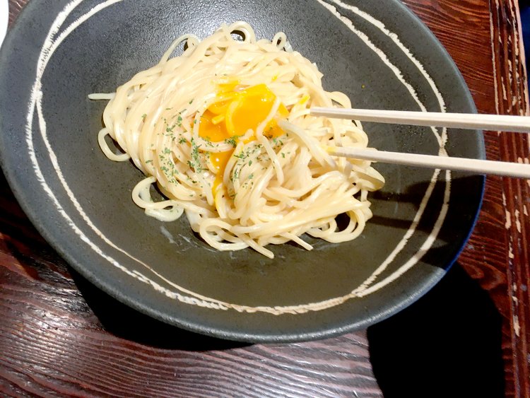 麺にたまごの黄身をからめて準備完了！