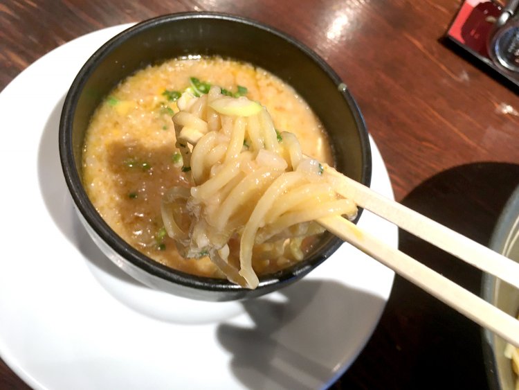 濃厚な豚骨スープにチーズのとろり感が加わり、しっかりと麺にからまる。食べる前から絶品のおいしさ確定！