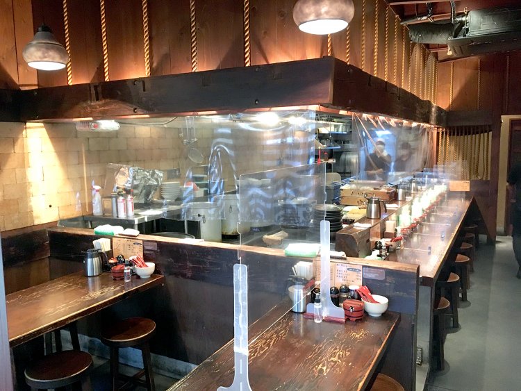 カウンターは7席。ほかに4人掛けテーブルが2つと2人掛けテーブルが2つある。