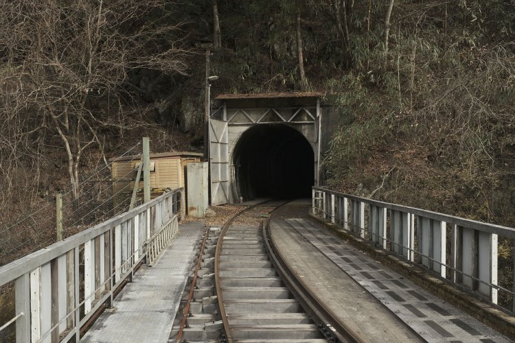 井川駅の構内はずれから見ることができた西山沢橋梁と第二西山トンネル。トンネル入り口には扉があった。2019年12月26日
