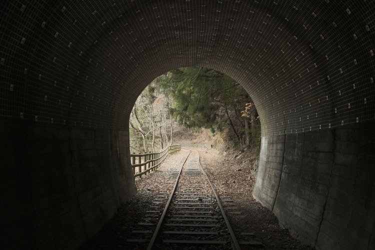 トンネルは短いが真っ暗だ。足元に気をつけよう。上部は崩落防止のネットがかかり、散策道として整備されていた。2019年12月26日