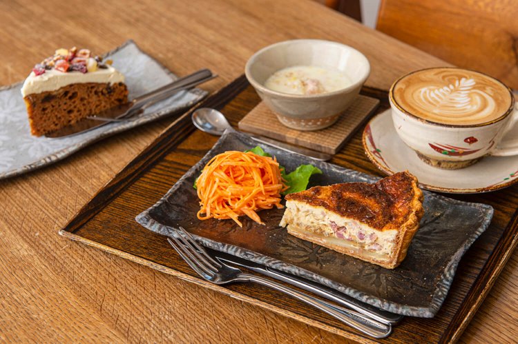 自家製キッシュLunch（サラダ・スープ付き）900円、ドリンク付き1220円。この日はランチのサラダにニンジン、スープに白菜を使用。スパイスキャロットケーキ（左）もぜひ。
