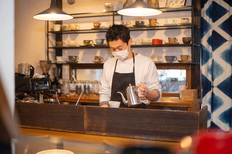 「体にも優しい料理を作家さんの器に盛りつけしています」。