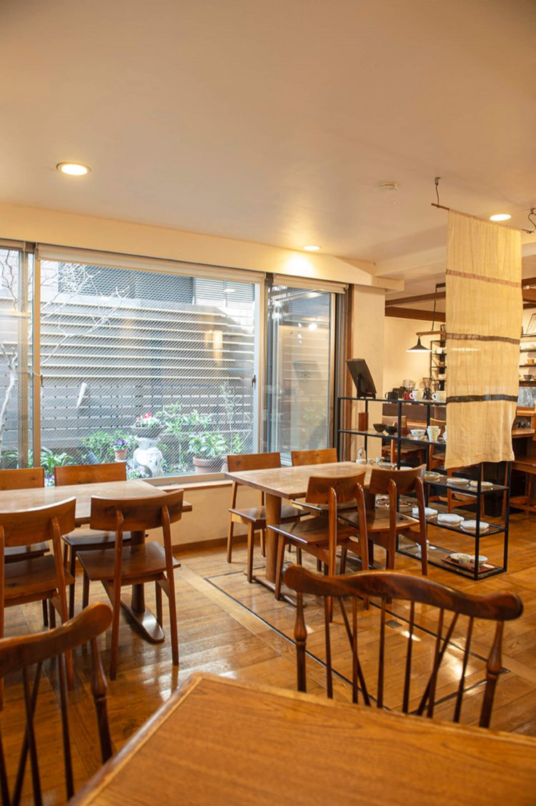 中庭の見える店内。コーヒーと共にくつろぎたい。