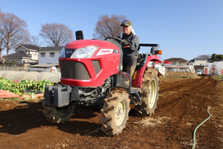赤いトラクターが映える！