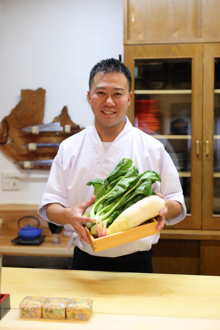 多功さん自ら野菜を目利きして仕入れる。