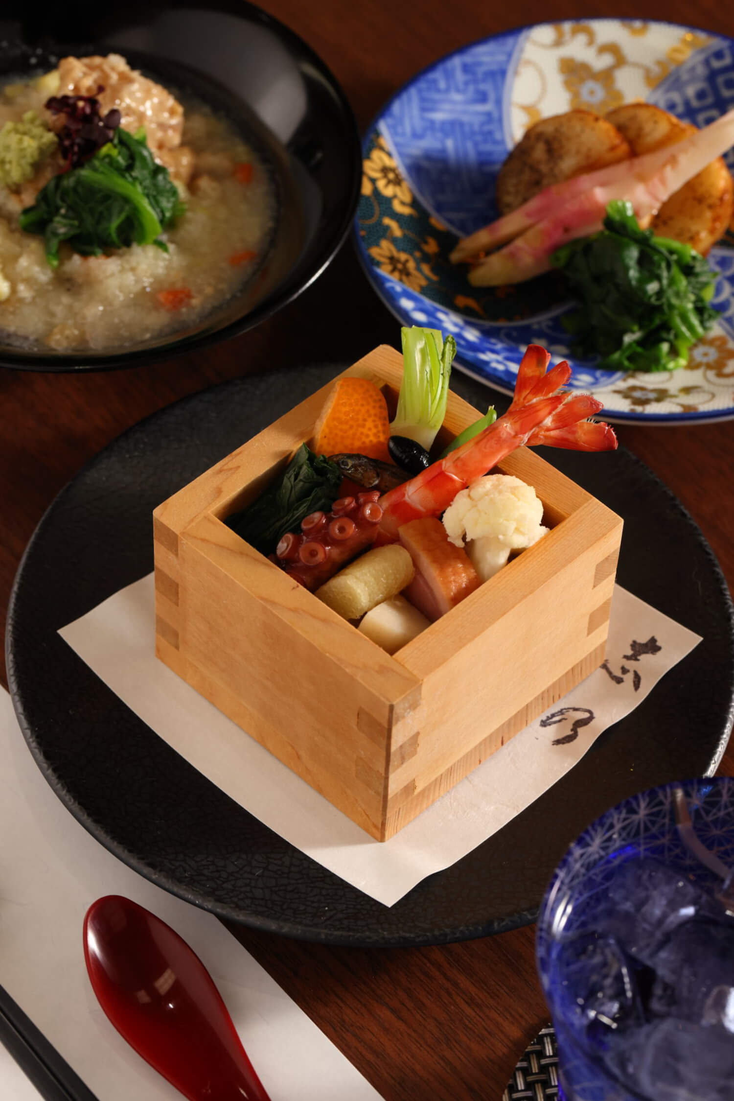 はたや農園の野菜を使用！　月替わりのコース4600円〜の前菜とお凌（しの）ぎの一例。東久留米産の野菜をふんだんに使った、目にも鮮やかな品が並ぶ。